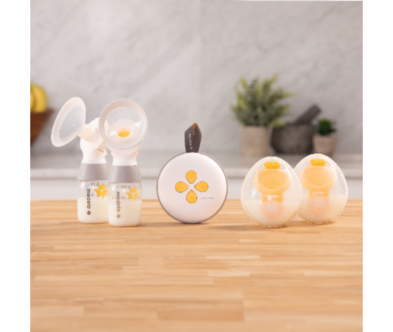 Medela Swing Maxi™ dubbele elektrische borstkolf op toonbankmodel met twee Classic opvangbekers en twee Hands-free opvangbekers.