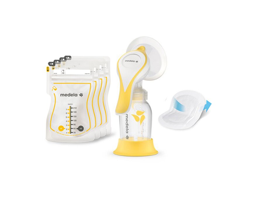 De Medela Harmony™ essentials pack handmatige borstkolfset met kolf, 4x melkbewaarzakjes en 4x ultra-ademende zoogkompressen.