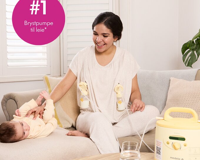 Mamma på sofaen med babyen mens hun pumper med en leid Medela Symphony®-brystpumpe. Bildetekst: «#1 Brystpumpe til leie"