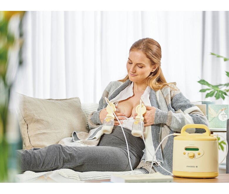 Een moeder gebruikt thuis een gehuurde Medela Symphony PLUS®-borstkolf.