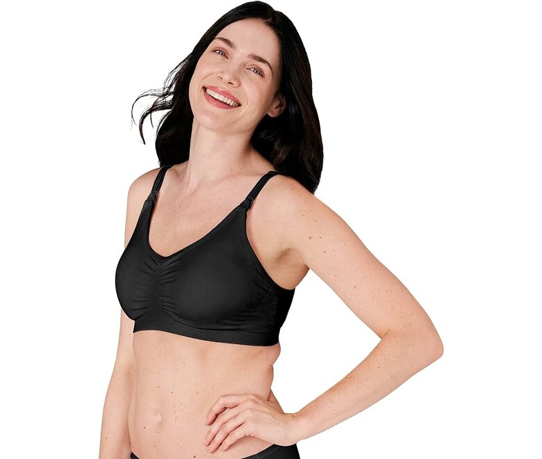 3in1 Nursing and Pumping Bra Vista frontale della mamma che indossa il reggiseno nero per allattamento e pompaggio Medela 3in1