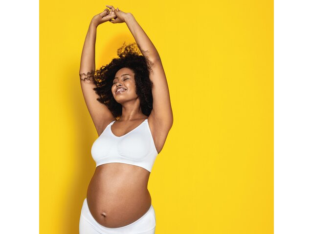 Woman wearing a white Medela Keep Cool™ Ultra Bra front view