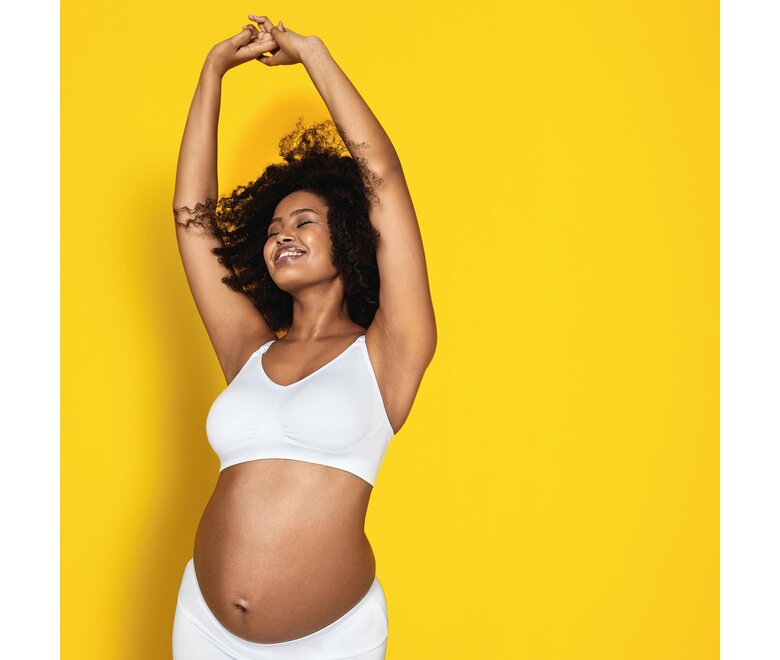 Donna che indossa un reggiseno Medela Keep Cool™ Ultra bianco vista frontale