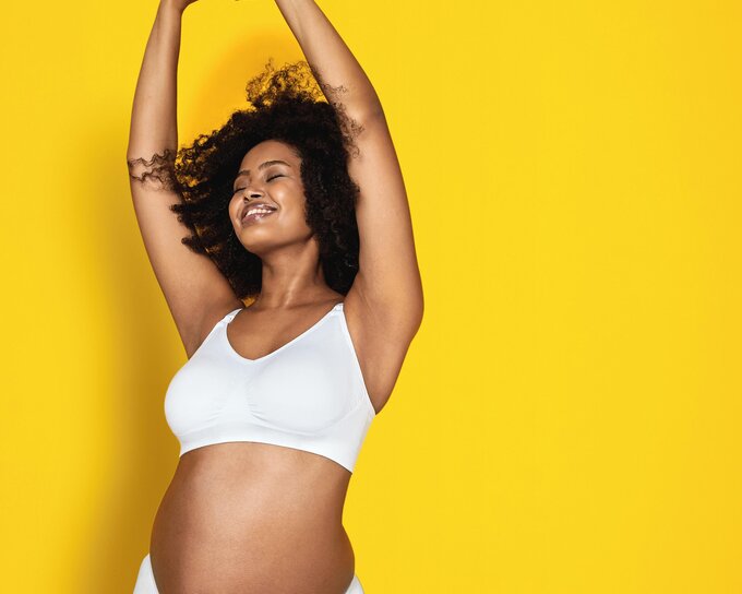 Donna che indossa un reggiseno Medela Keep Cool™ Ultra bianco vista frontale