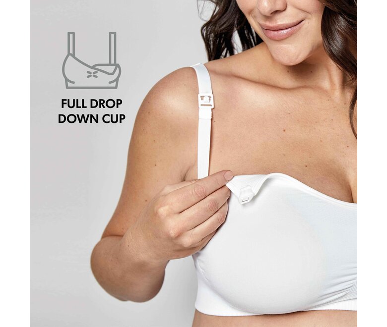 Mulher a usar um sutiã Medela Keep Cool™ Ultra Bra branco, vista frontal com o texto “Copo totalmente rebaixado”