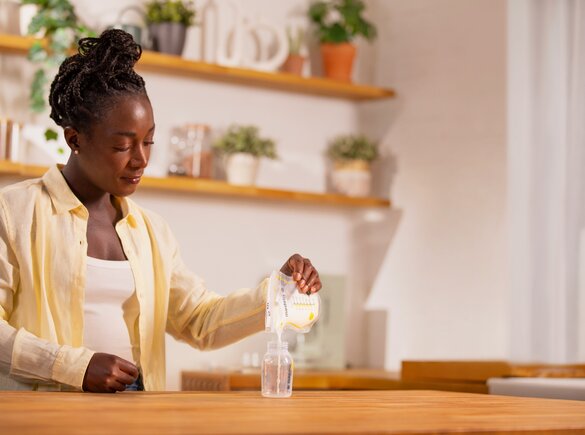Medela Easy Pour Breast Milk Storage Bags - You can pour with just one hand
