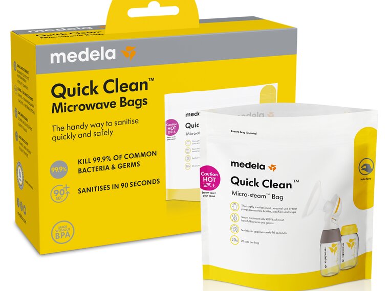 Verpakking voor de Medela Quick Clean™ Magnetronzak en een Micro Steam™ zakje ervoor geplaatst.