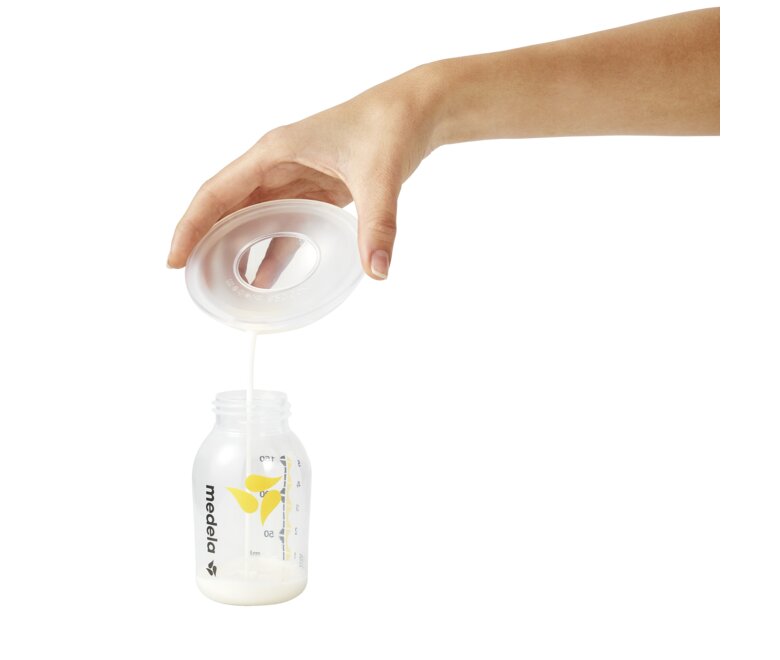 Moedermelk uit de Medela Milk Collection Shells in een bewaarflesje voor moedermelk gieten