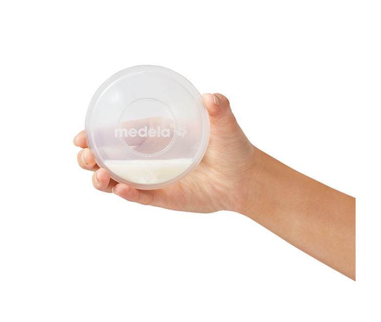 Opgeslagen overtollige moedermelk opgevangen in de Medela melkopvangschaaltjes