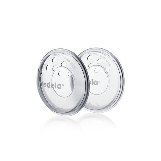 Schuine weergave van een paar Medela Tepelbeschermers.