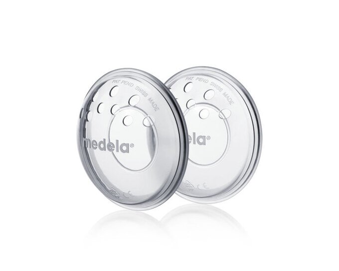 Schräge Ansicht eines Paars Medela Brustwarzenschutz.