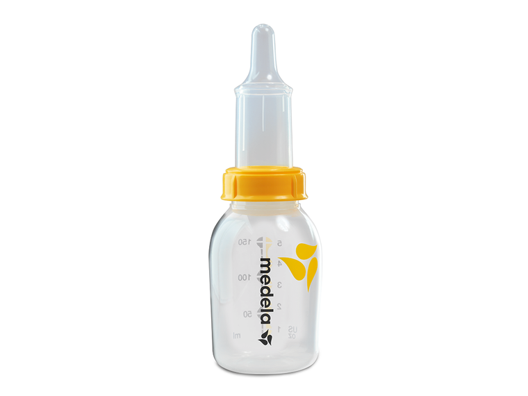 Een herbruikbare Medela SpecialNeeds-voedingsspeen bevestigd aan een Medela bewaarflesje voor moedermelk.