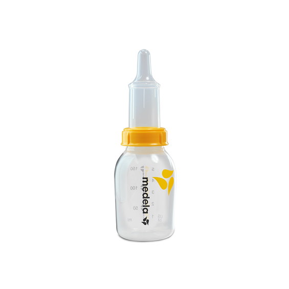 Een herbruikbare Medela SpecialNeeds-voedingsspeen bevestigd aan een Medela bewaarflesje voor moedermelk.