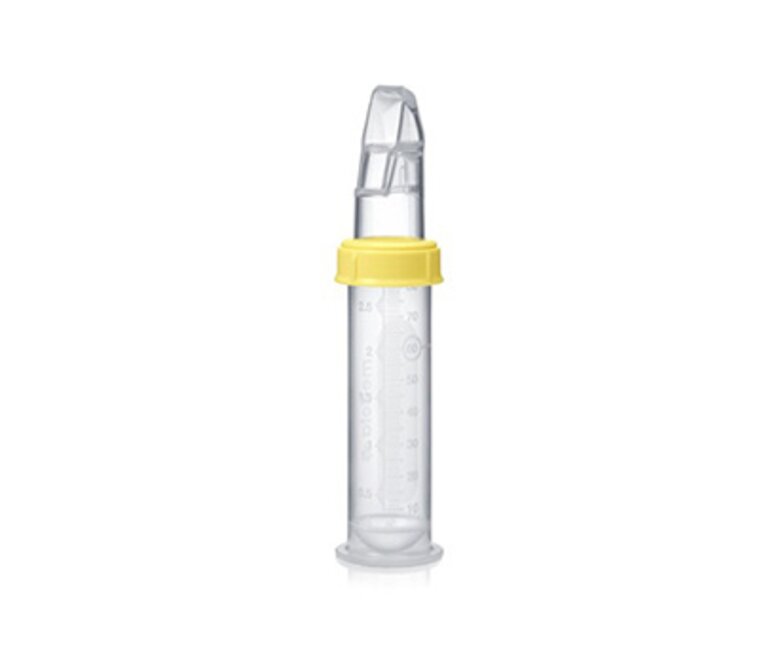 Een geavanceerde bekerhouder, de Medela SoftCup™. Hij wordt aangesloten op een herbruikbare Medela fles voor het bewaren van moedermelk.