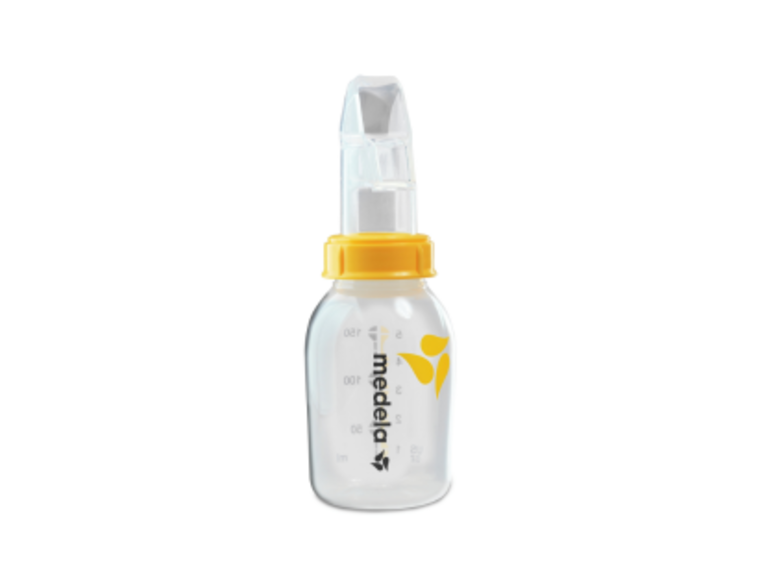 Een geavanceerde bekerhouder, de Medela SoftCup™. Hij wordt aangesloten op een herbruikbare Medela fles voor het bewaren van moedermelk.