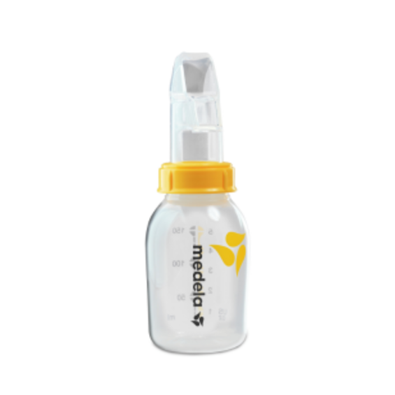 Een geavanceerde bekerhouder, de Medela SoftCup™. Hij wordt aangesloten op een herbruikbare Medela fles voor het bewaren van moedermelk.