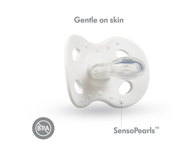 The inside view of a white Medela NIGHT dummy with an arrow from text “SensoPearls™”, “Gentle on skin” and "BPA free" icon.