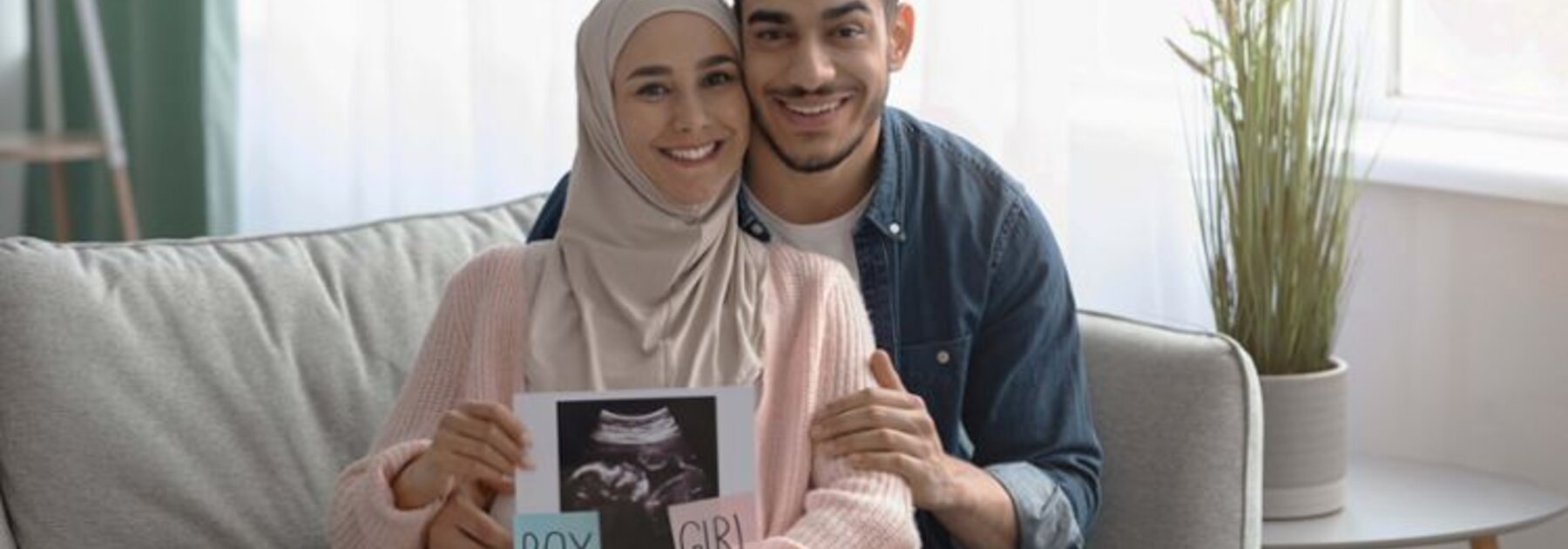 Aanstaande ouders laten hun baby-scan zien.