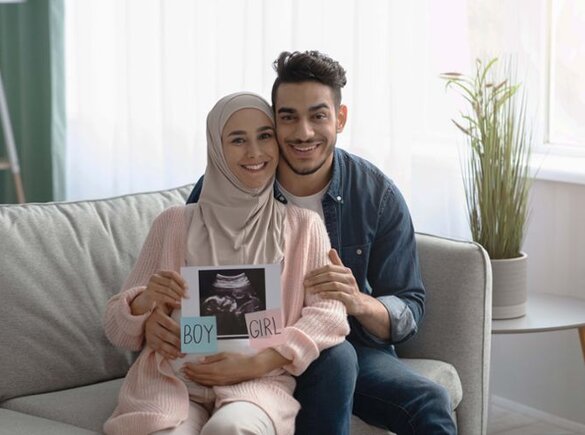 Aanstaande ouders laten hun baby-scan zien.