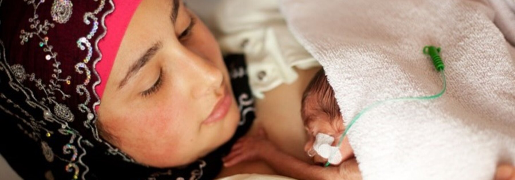 Een premature baby heeft huid-op-huidcontact met zijn moeder.