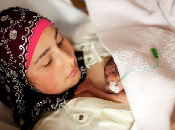 Een premature baby heeft huid-op-huidcontact met zijn moeder.