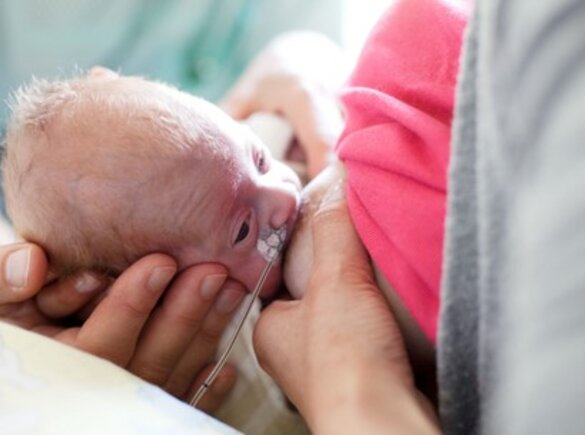 Een moeder geeft haar premature baby borstvoeding.
