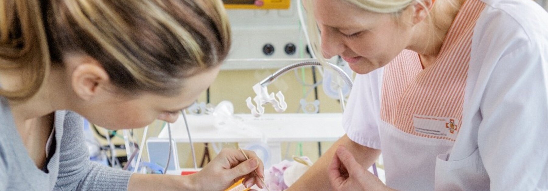 Een premature baby krijgt orale therapie in de NICU.