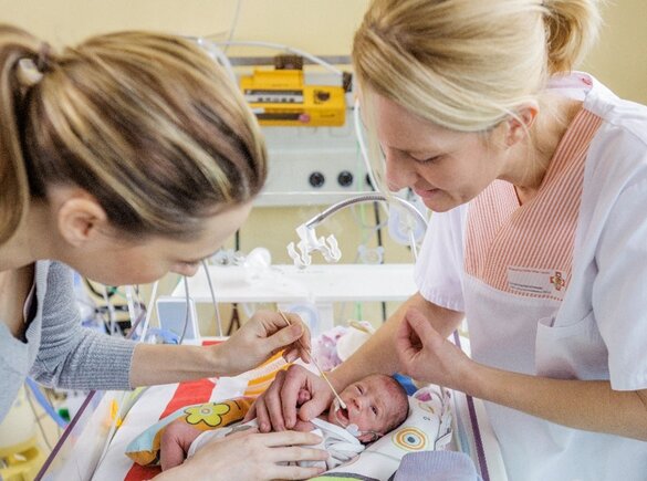 Een premature baby krijgt orale therapie in de NICU.