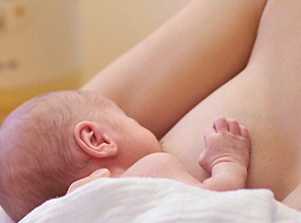 Close-up van een moeder die haar baby borstvoeding geeft.