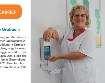 Eine Frau benutzt Handdesinfektionsmittel. 