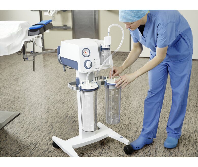 Un médico en un hospital utilizando un Sistema de Recogida Reutilizable (RCS) de Medela.