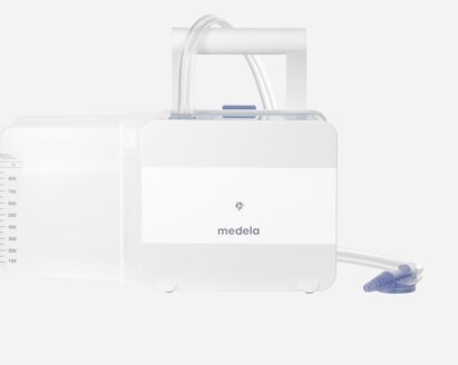 Das digitale Brustdrainage- und Überwachungssystem Medela Thopaz+ mit 800-ml-Einwegkanister und Doppellumenschlauch.