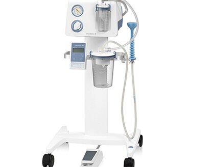 Ein vakuumunterstütztes Entbindungssystem von Medela, ausgestattet mit einem Apgar-Timer, einem Fußschalter für freihändiges Saugen und anderem Zubehör.