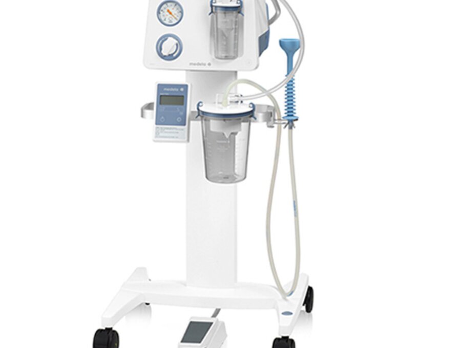 Een Medela vacuümbevallingssysteem uitgerust met een Apgar-timer, een voetpedaal voor handsfree zuigen en andere accessoires.