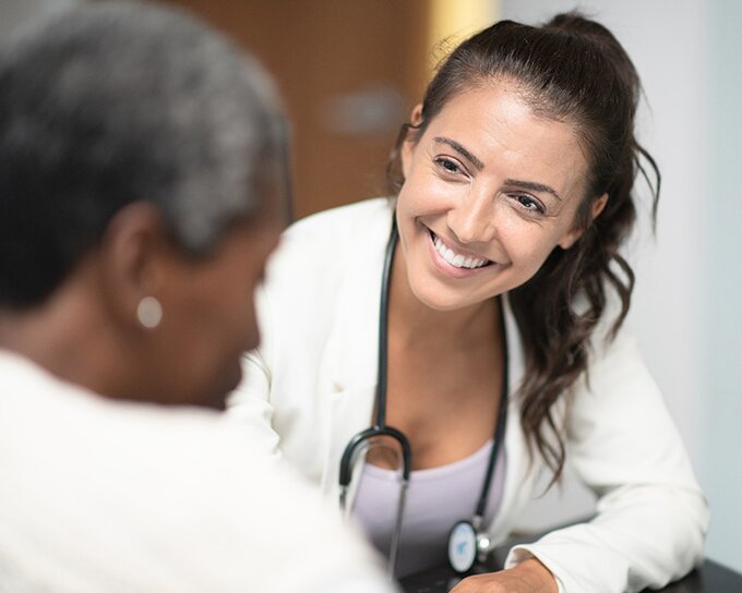 Una doctora con su paciente.