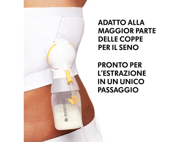 Il lato sinistro di una donna che indossa un bustier per il pompaggio Medela Hands-free™ bianco con un set di pompaggio singolo collegato. Testo: “Adatto alla maggior parte delle coppe per il seno”, “Pronto per l'estrazione in un unico passaggio”.