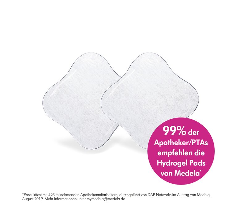 Zwei Medela Hydrogel Pads mit Text: „99% der Apotheker/PTAs emphehlen die Hydrogel Pads von Medela*“. Es gibt auch ein Sternchen mit Text an der Unterseite: „Produkttest mit 493 teilnehmenden Apothekenmitarbeitern, durchgeführt von DAP Networks im Auftrag von Medela, August 2019. Mehr Informationen unter mymedela@medela.de.„