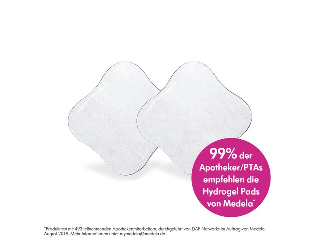 Zwei Medela Hydrogel Pads mit Text: „99% der Apotheker/PTAs emphehlen die Hydrogel Pads von Medela*“. Es gibt auch ein Sternchen mit Text an der Unterseite: „Produkttest mit 493 teilnehmenden Apothekenmitarbeitern, durchgeführt von DAP Networks im Auftrag von Medela, August 2019. Mehr Informationen unter mymedela@medela.de.„