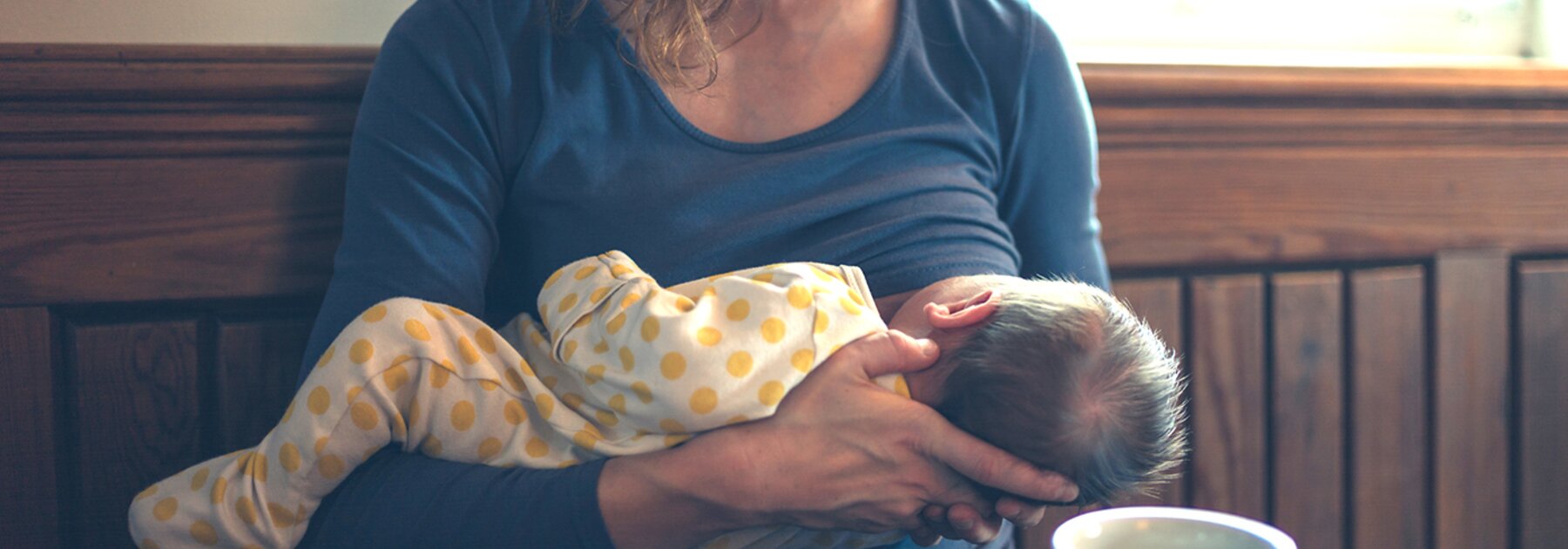 Een moeder geeft haar baby borstvoeding in het openbaar.