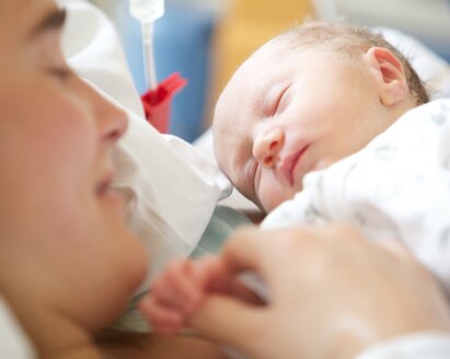 Image of a mother and her newborn with guidance from Medela on essential tips for beginning breastfeeding and ensuring a strong start.