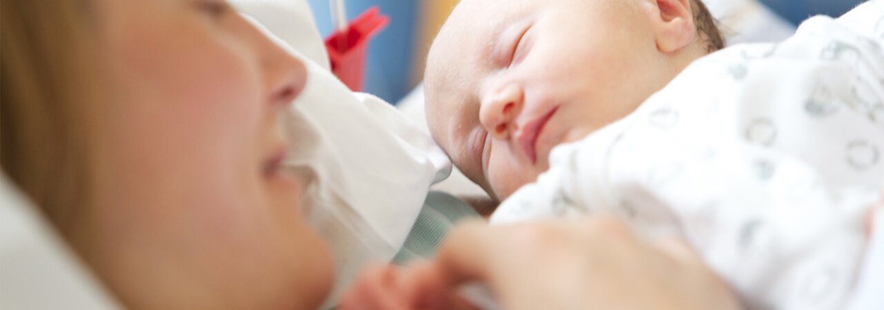 Image of a mother and her newborn with guidance from Medela on essential tips for beginning breastfeeding and ensuring a strong start.