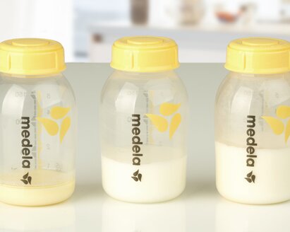 Illustration of the composition of breast milk and its nutrients in Medela breast milk bottles.