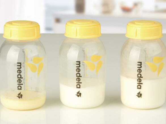 Illustratie van de samenstelling van moedermelk en de voedingsstoffen in Medela flesjes moedermelk.