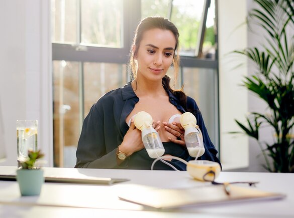 Een moeder gebruikt een Medela Freestyle™ Hands-free elektrische dubbele borstkolf op het werk.