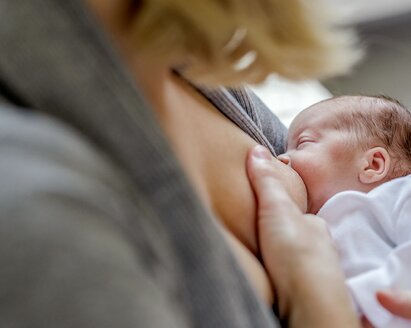 Een moeder geeft haar premature baby borstvoeding.
