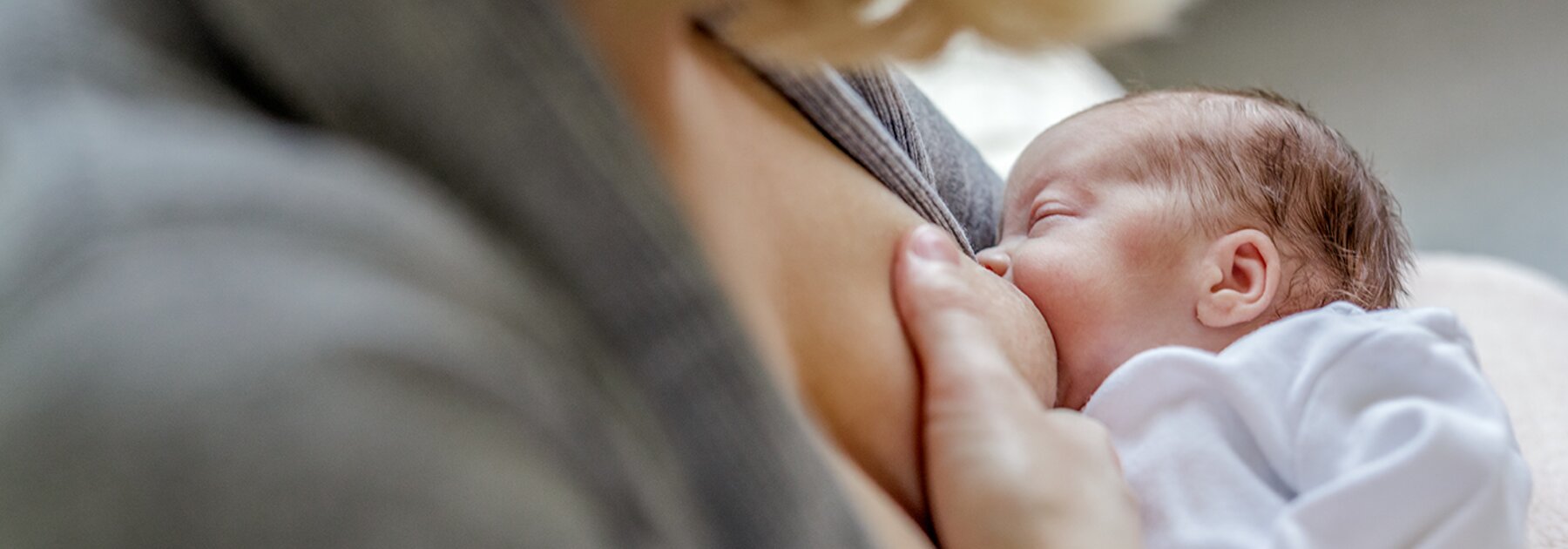 Een moeder geeft haar premature baby borstvoeding.