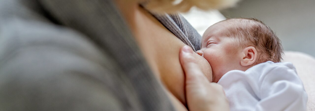 Una madre amamanta a su bebé prematuro.