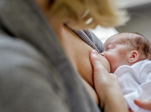 Een moeder geeft haar premature baby borstvoeding.