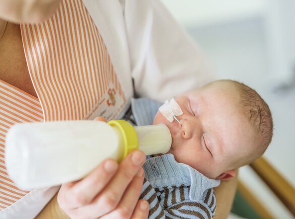 Een baby voeden met een Medela SpecialNeeds-feeder