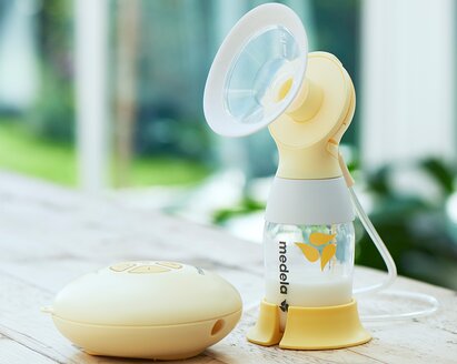 Een set Medela Hands-free opvangbekers met een Medela klassieke PersonalFit Flex™ dubbele kolfset, tubes niet afgebeeld, zittend op een aanrecht.